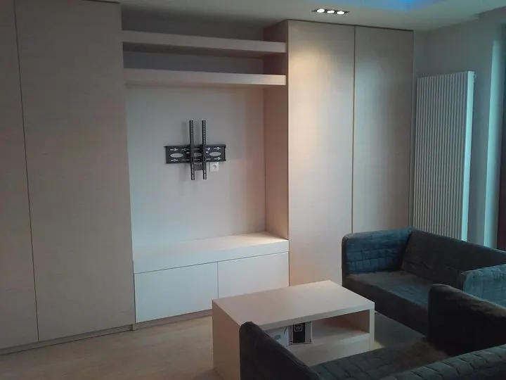 Salon z zabudową RTV i wnęką na telewizor – Mieszkanie, ul. Kobierzyńska, Kraków