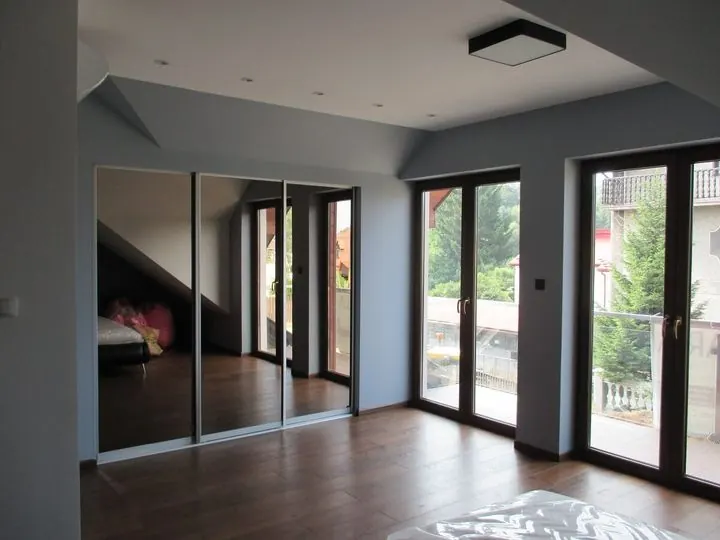 Pokój z szafą z lustrzanymi drzwiami i wyjściem na balkon – Mieszkanie, ul. Stare Wiślisko, Kraków