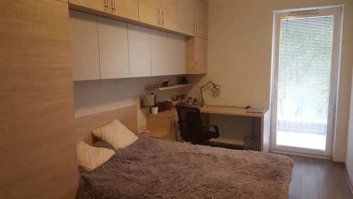 Sypialnia z zabudową i biurkiem przy oknie – Mieszkanie w Krakowie